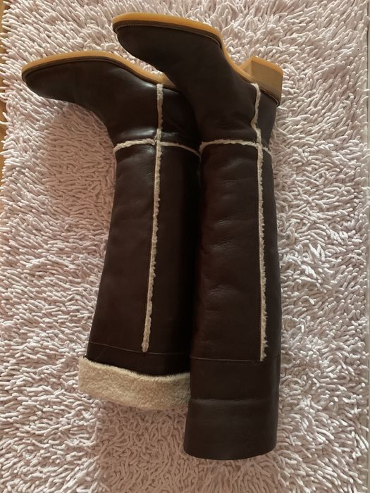 Высокие сапоги, коричневый цвет.