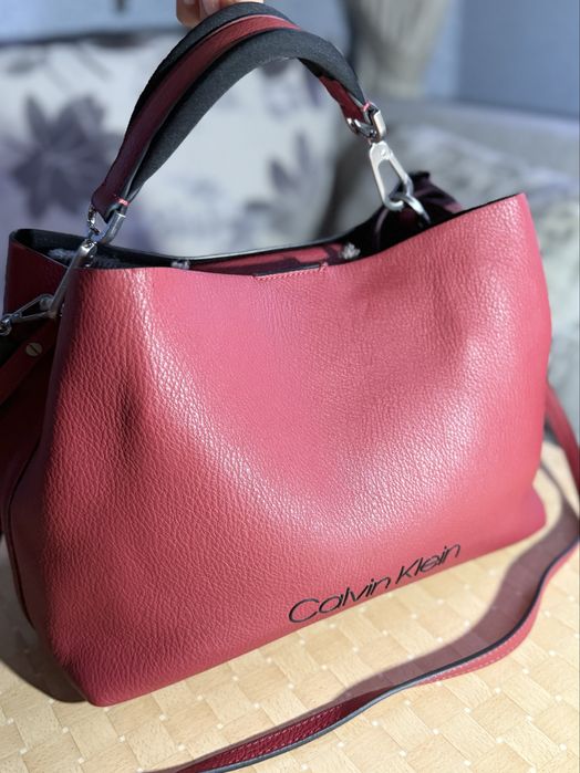 Червона сумка Calvin Klein