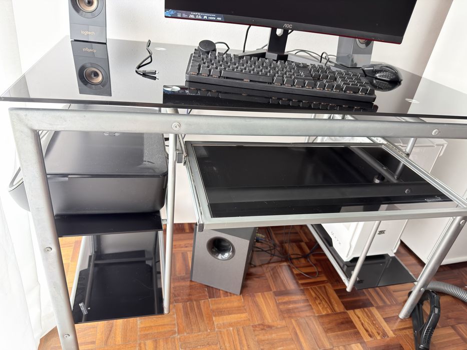 Secretaria em metal e Vidro
