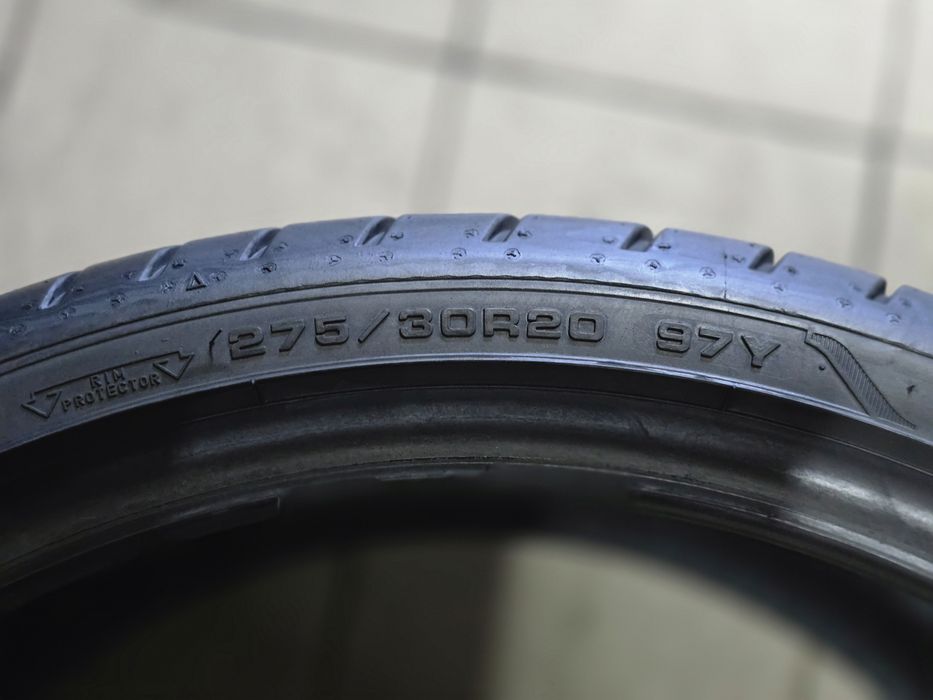 Pneus 275/30 R20 RFT