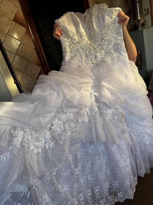 Весільна сукня, дуже гарна. В гарному стані. Недоліків не має