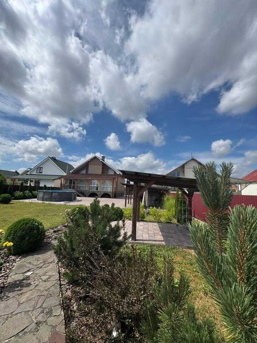 Продається сучасний 1,5-рівневий будинок у с. Барвінок