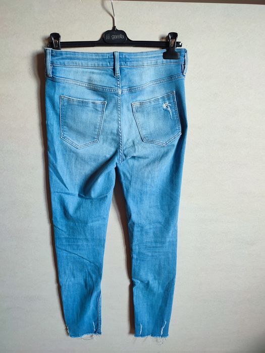 Jeansy z dziurami F&F
