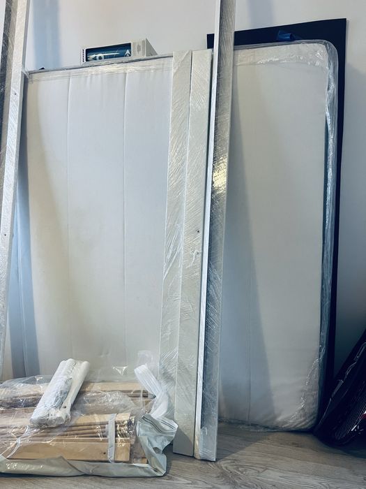 VEVELSTAD Estrutura de cama, branco, 140x200 cm + VESTERÖY Colchão molas ensacadas, firme/azul claro, 140x200 cm.