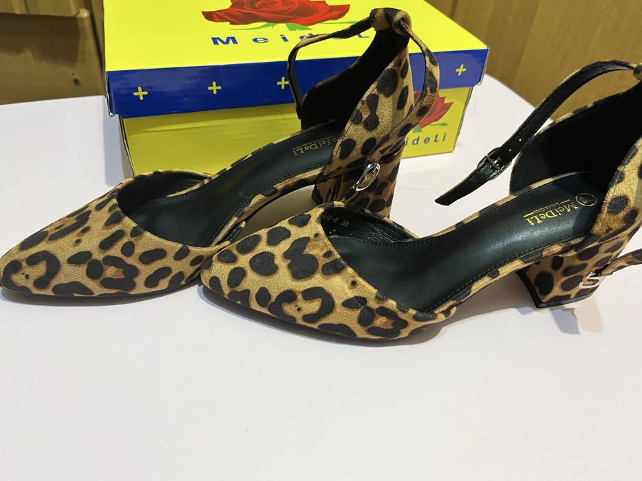 Красиві босоніжки на каблучку нові