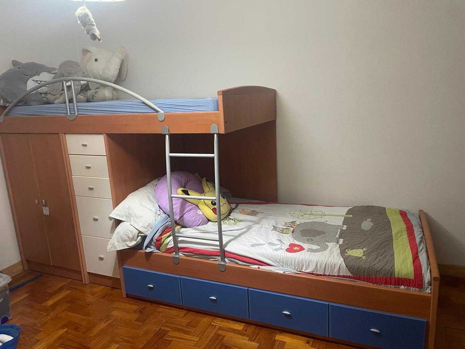 Quarto de criança completo usado em bom estado inclui beliche com armário e gavetas , secretária e estante.