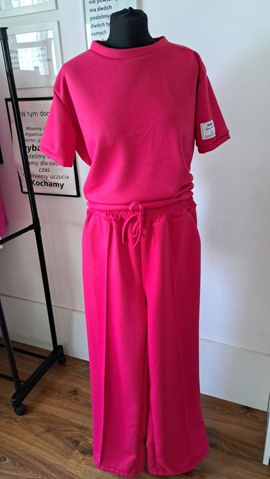 Nowy fuksjowy dres M-L