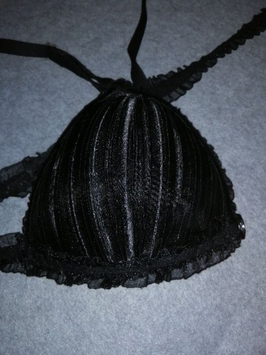 черный бюстгальтер 70/65В, застежка в виде камушка