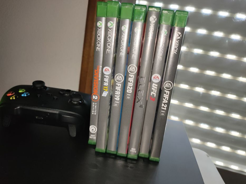 Xbox One X com jogos e headphone