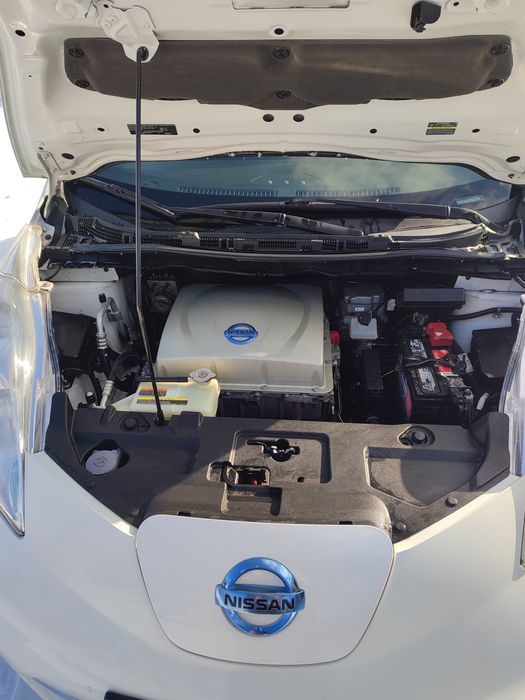 Nissan leaf электромобиль