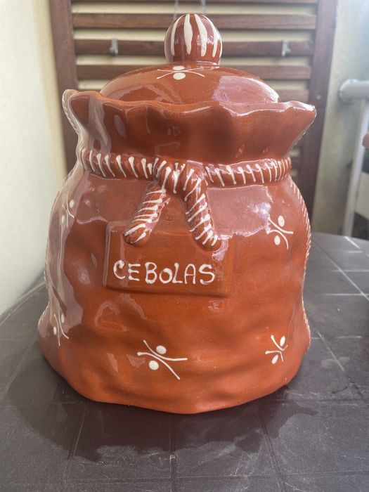 Recipiente para guardar cebolas