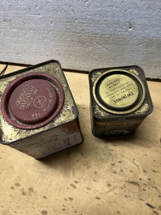 Stare opakowania puszki po herbacie metalowe