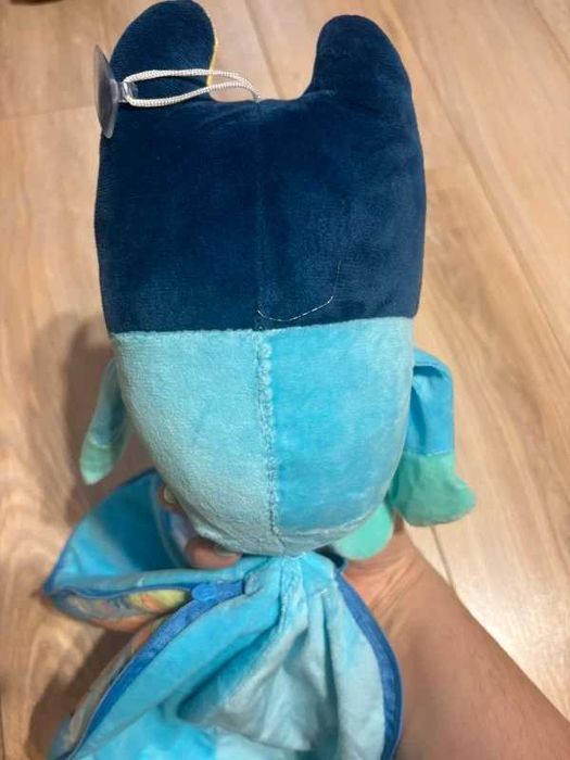 Maskotka Bluey w domku