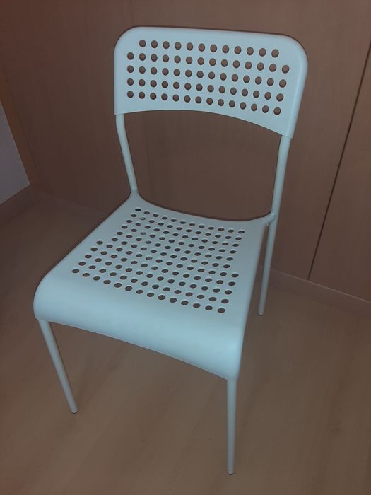 Cadeira de plástico e metal