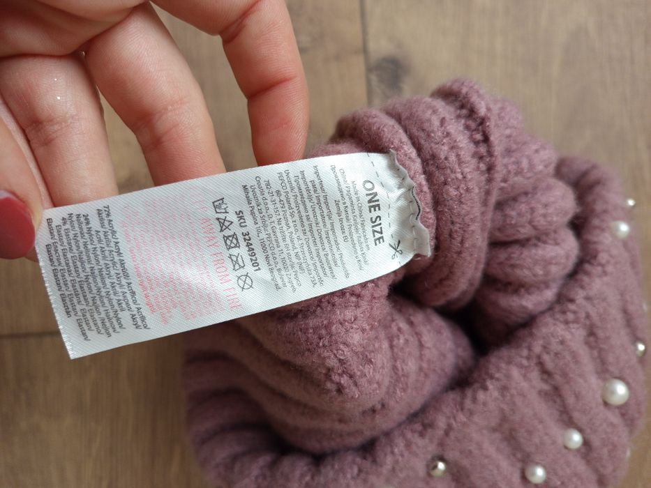 Fioletowa czapka z perłami