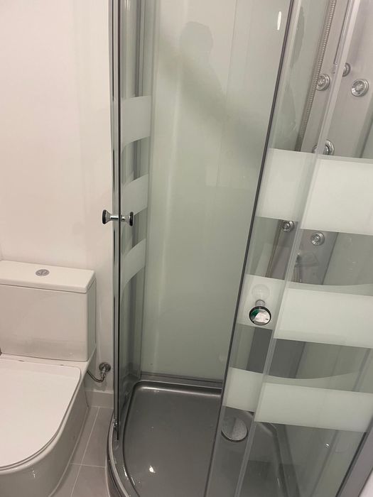 Suíte moderna com casa de banho privada e varanda no centro de Setúbal (sem internet)
