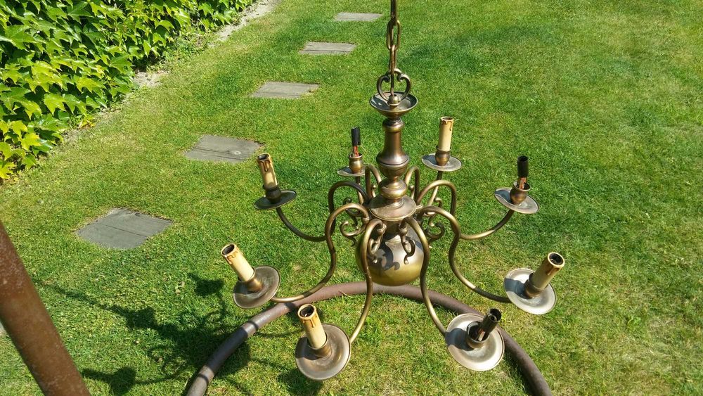 Stary żyrandol na osiem żarówek.