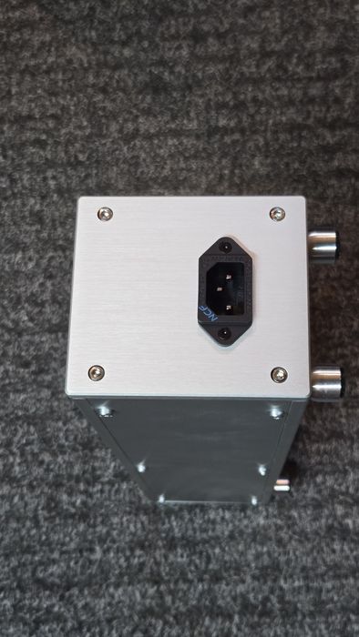 Listwa zasilająca audio silver.