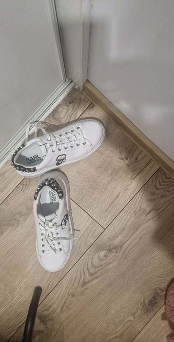 Sneakersy białe z ćwiekami KARL LAGERFELD rozmiar 39. Raz założone.