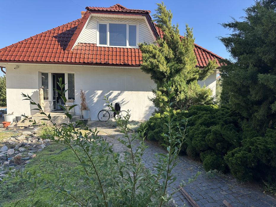 400 метрів, сховище 120 , теріторія , гараж 2 авто , 3 спальні