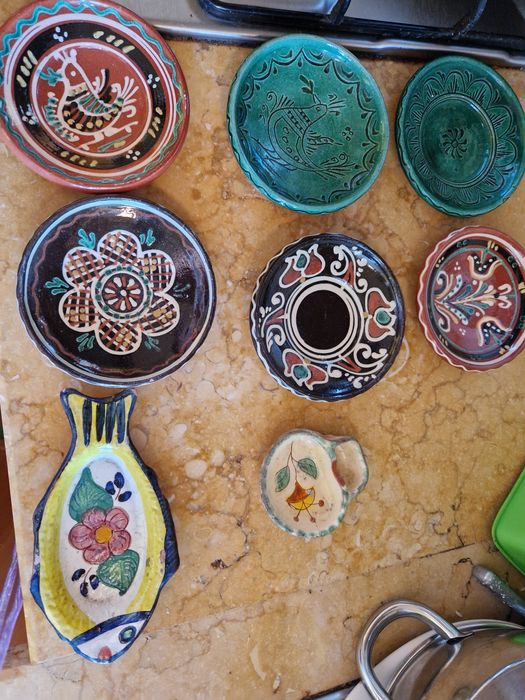 Pratinhos de barro diversos pintados a mão,cada um 4 euros ou todos 32
