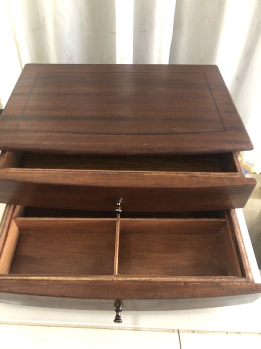 Caixa de madeira com gavetas