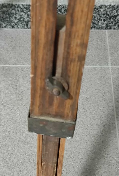 Antigo tripé em madeira