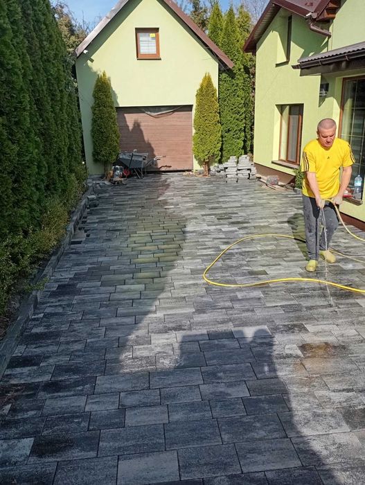 Ставимо бруківку та привозимо.Всі матеріали також.