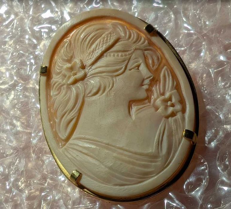 Камея на ракушке , большая 4.5на 4.5 см, красивая Брошь-кулон