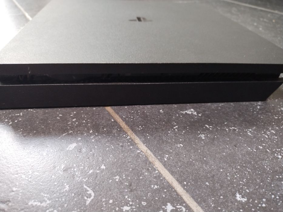 PlayStation 4 Slim 825GB + 3 геймпади + 2 гри (Horizon, Ratchet)