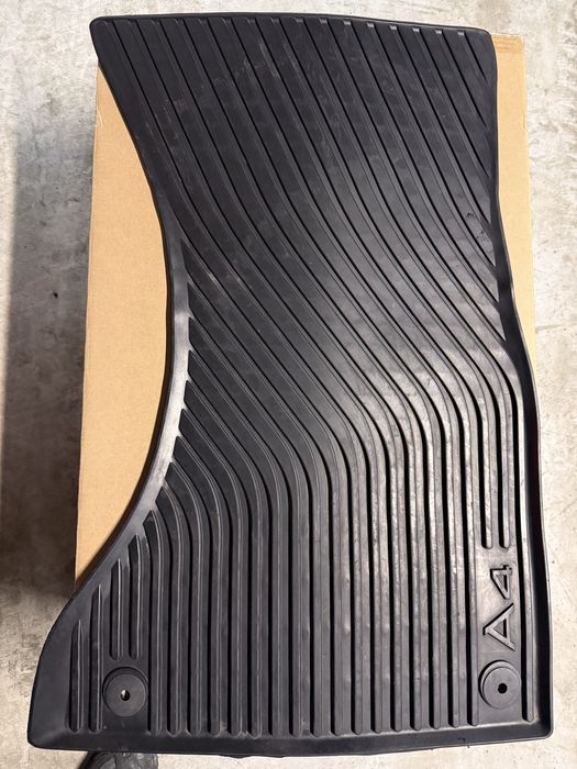 Оригінальний пасажирський передній коврик Audi A4B8