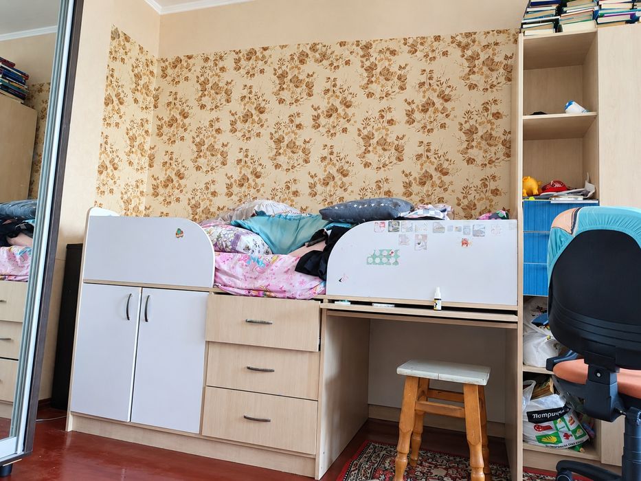 Продам детскую кровать. Стол и шкаф.