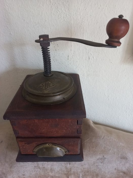 Dispensador antigo+ moinho ( colecionavel) de bolos/chicletes e outros