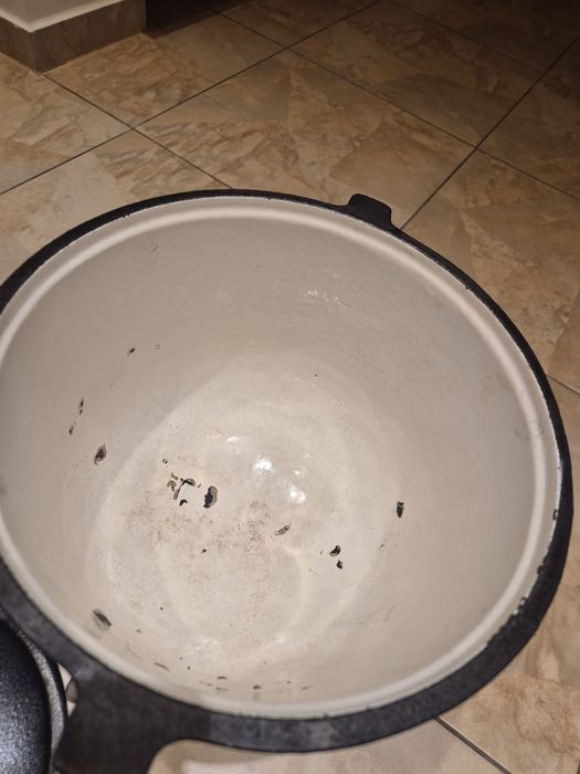 Kociolek zeliwny emaliowany