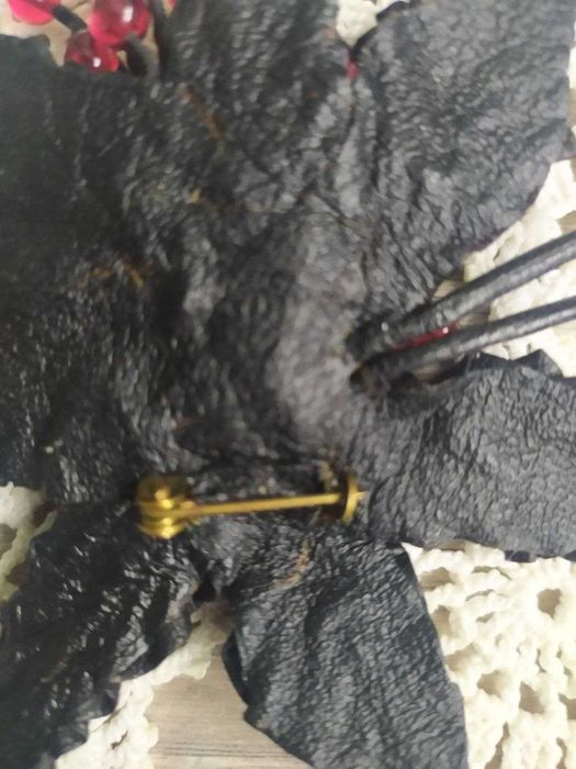 Брошь кожаная "Смородиновый лист"