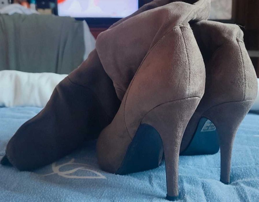 Bota castanha cano até ao joelho