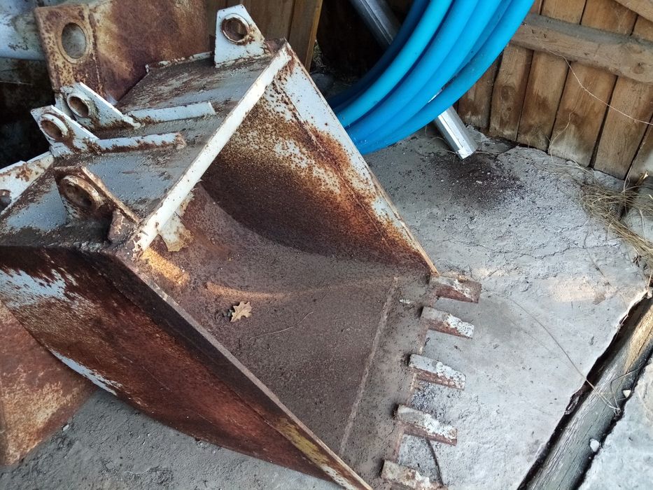 Продам грейферний і два траншейорийних ковші.