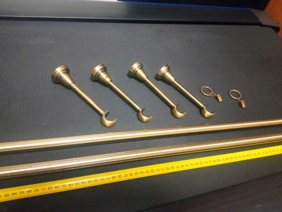 Złote karnisze metalowe oraz żabki