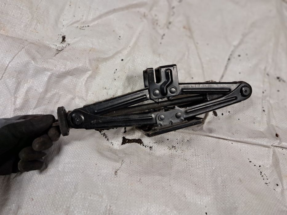 Podnośnik samochodowy 700 kg