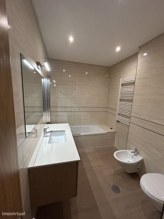 Apartamento T2 com Varanda e Garagem em Aveiro