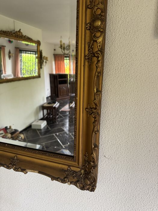 Espelho grande com moldura dourada