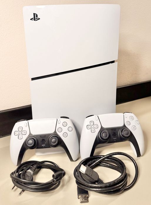 PS5 Slim Disc + 2 Pads