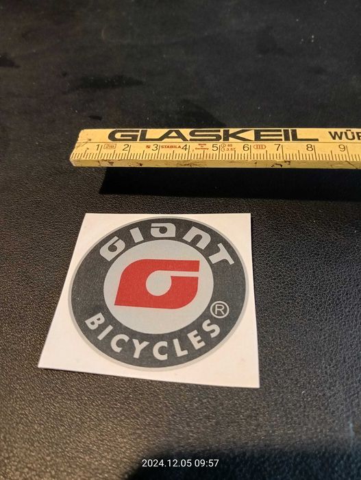 Naklejka Giant stare logo