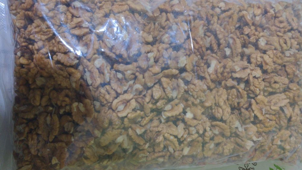 Грецькі горіхи різного сорту та фракції.