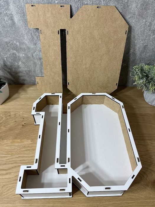 Лазерна різка та гравіювання. Медальниці, топпери, коробочки, QR коди.