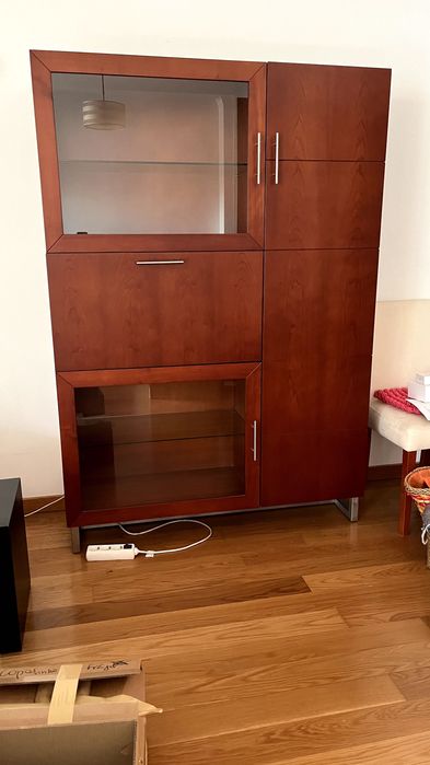 Cristaleira em cerejeira