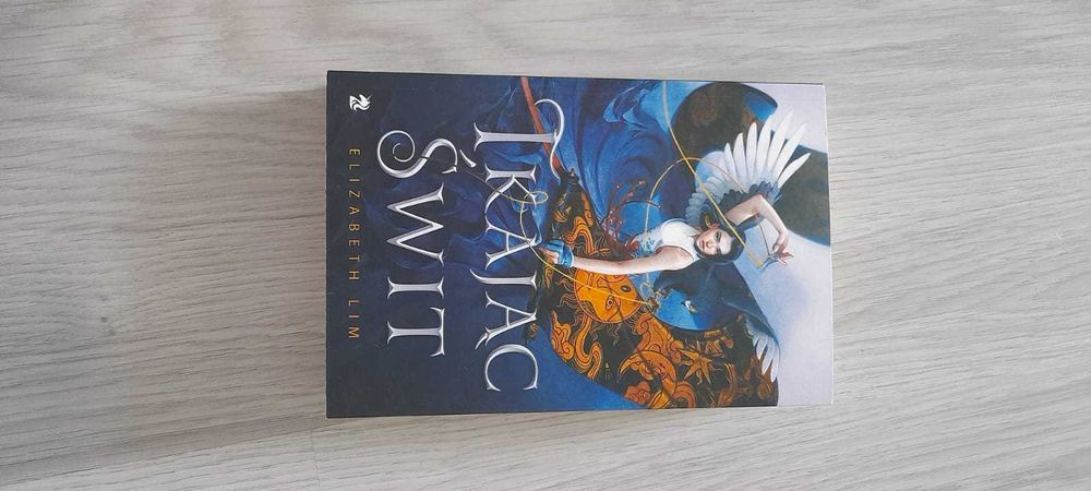 "Tkając świt" Elizabeth Lim