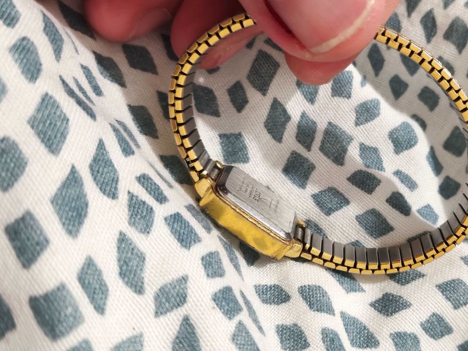 Relógio vintage deslumbrante em tom dourado da Lorus