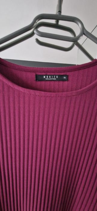 Plisowana sukienka z rozszerzanymi rękawami bordowy XS