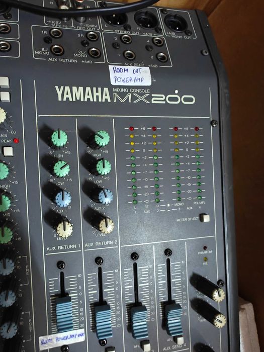 Mesa de mistura Yamaha Mx200 8 canais